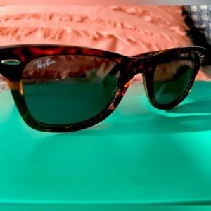 Brand new Ray Ban original Wayfarer tortoise shell polarized sun glasses 👓